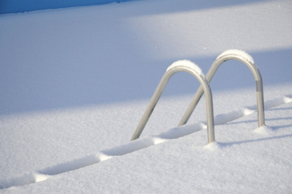 Comment gérer l'hivernage d'une piscine avec un volet ?